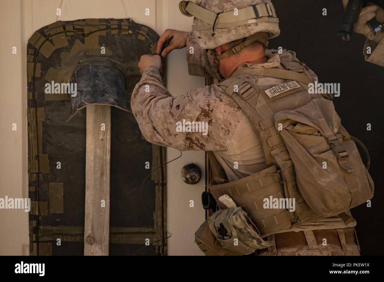 Lieu inconnu, au Moyen-Orient - U.S. Marine Corps Cpl. Jamie M. Greenfield, un assaut de l'infanterie de marine 3e bataillon du 7e Régiment de Marines, attaché à des fins spéciales du Groupe de travail air-sol marin, Crise Response-Central Commande, prépare un ovale pendant une démolition pendant l'exercice de la chance 27 juillet 2018, de l'hippocampe. La charge ovale est utilisé pour pulvériser à taille humaine un trou dans le mur d'un bâtiment pour faciliter l'entrée. Banque D'Images