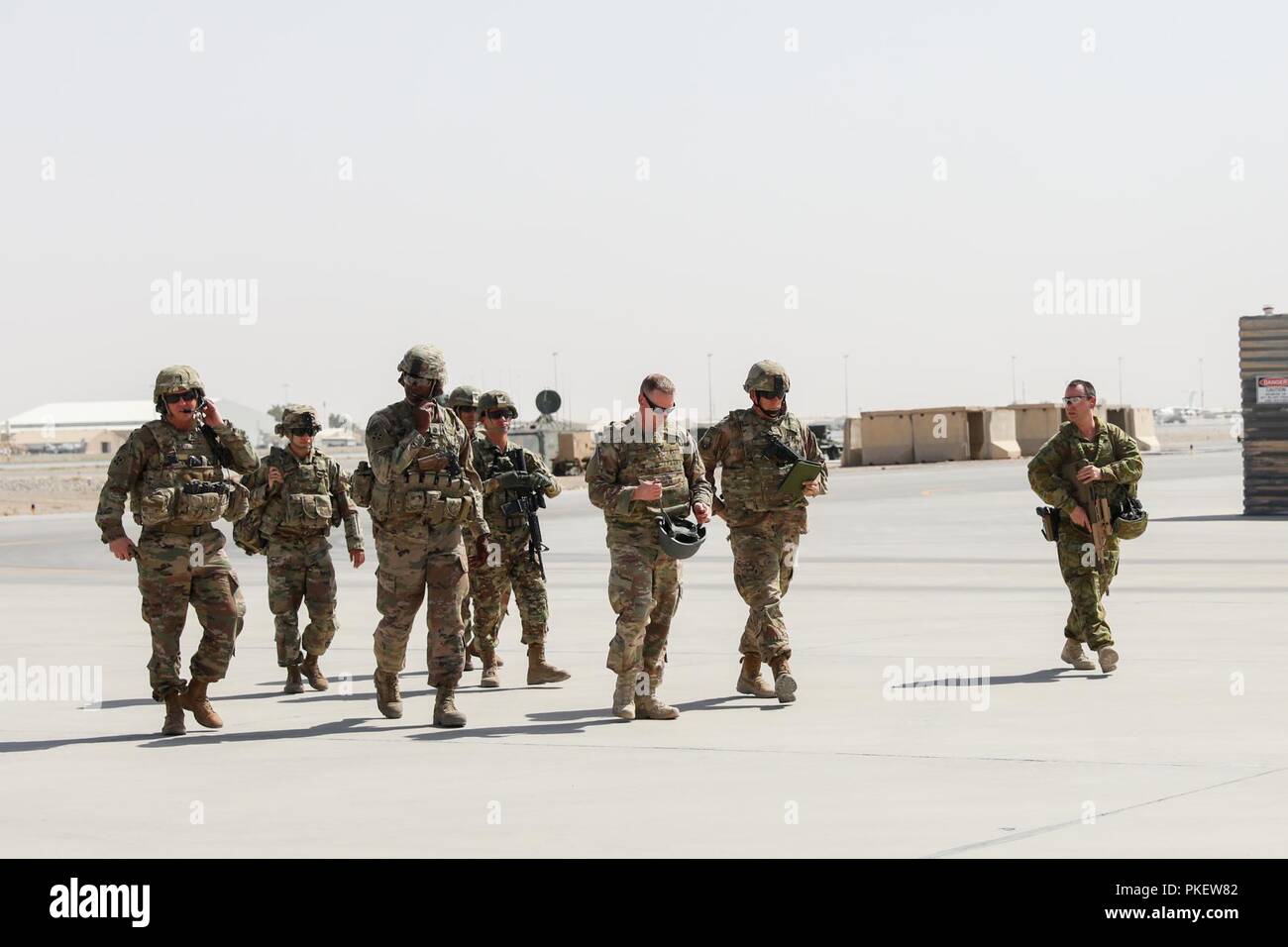 L'AÉRODROME DE KANDAHAR, Afghanistan (1 août 2018) -- U.S. Army Command Sgt. Le major William F. Thetford, le Commandement central américain enrôlé senior leader, est accueilli par le train, d'aider et de conseiller senior Command-South s'enrôle chef de l'aérodrome de Kandahar, en Afghanistan, le 1 août 2018, lors de sa visite à l'aérodrome. Thetford engagé avec les dirigeants de former, conseiller et assister les Command-South, l'équipe de combat de la 2e Brigade d'infanterie, 4e Division d'infanterie, 451e Escadre expéditionnaire de la Force de sécurité, 1re Brigade d'aide, Groupe de travail Panther, l'OTAN L'Unité médicale multinationale de rôle III et d'autres unités. Banque D'Images