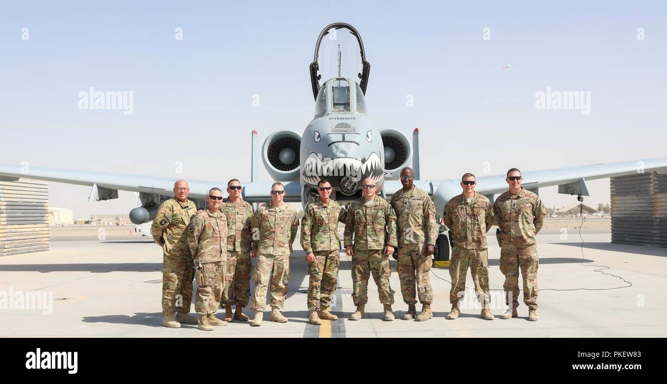 L'AÉRODROME DE KANDAHAR, Afghanistan (1 août 2018) -- les hauts dirigeants d'enrôlés dans l'ensemble de l'aérodrome de Kandahar, Afghanistan posent pour une photo de groupe, le 1 août 2018, le commandement de l'armée américaine avec le Sgt. Le major William F. Thetford, le Commandement central américain enrôlé senior leader, lors de sa visite à l'aérodrome. Thetford engagé avec les dirigeants de former, conseiller et assister les Command-South, l'équipe de combat de la 2e Brigade d'infanterie, 4e Division d'infanterie, 451e Escadre expéditionnaire de la Force de sécurité, 1re Brigade d'aide, Groupe de travail Panther, l'OTAN L'Unité médicale multinationale de rôle III et d'autres unités au cours de sa visite. Banque D'Images