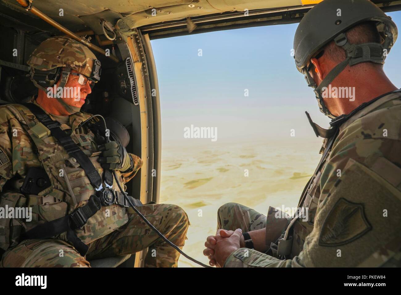 L'AÉRODROME DE KANDAHAR, Afghanistan (1 août 2018) -- U.S. Army Command Sgt. Le major John Cole, Groupe de travail Panther hauts enrôlés leader, donne d'un UH-60 Blackhawk, le 1 août 2018, au cours d'une visite aérienne de la zone de défense au sol de l'aérodrome de Kandahar, Afghanistan. La visite faisait partie de la commande de l'armée américaine le Sgt. Le major William F. Thetford, le Commandement central américain enrôlé senior leader, visite à l'aérodrome d'engager avec les hauts dirigeants de la région. Banque D'Images