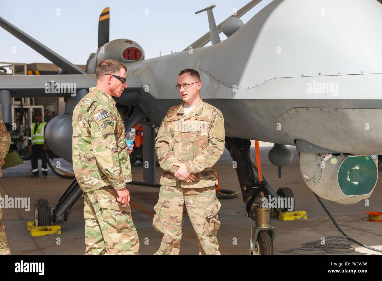 L'AÉRODROME DE KANDAHAR, Afghanistan (1 août 2018) -- U.S. Army Command Sgt. Le major William F. Thetford, le Commandement central américain enrôlé senior leader, parle d'un aviateur de la 451e escadre expéditionnaire aérienne, le 1 août 2018, lors de la visite de Thetford l'aérodrome de Kandahar, Afghanistan. Thetford engagé avec les dirigeants de former, conseiller et assister les Command-South, l'équipe de combat de la 2e Brigade d'infanterie, 4e Division d'infanterie, 451e Escadre expéditionnaire de la Force de sécurité, 1re Brigade d'aide, Groupe de travail Panther, l'OTAN L'Unité médicale multinationale de rôle III et d'autres unités. Banque D'Images