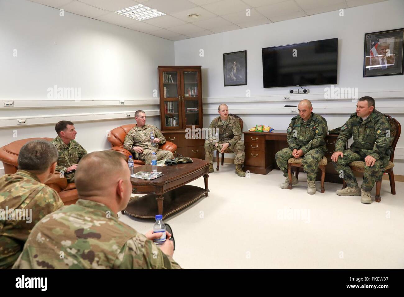 L'AÉRODROME DE KANDAHAR, Afghanistan (1 août 2018) -- U.S. Army Command Sgt. Le major William F. Thetford, le Commandement central américain enrôlé senior leader, parle aux soldats bulgares et roumains, le 1 août 2018, lors de sa visite à l'aérodrome de Kandahar, Afghanistan. Thetford engagé avec les dirigeants de former, conseiller et assister les Command-South, l'équipe de combat de la 2e Brigade d'infanterie, 4e Division d'infanterie, 451e Escadre expéditionnaire de la Force de sécurité, 1re Brigade d'aide, Groupe de travail Panther, l'OTAN L'Unité médicale multinationale de rôle III et d'autres unités au cours de sa visite. Banque D'Images