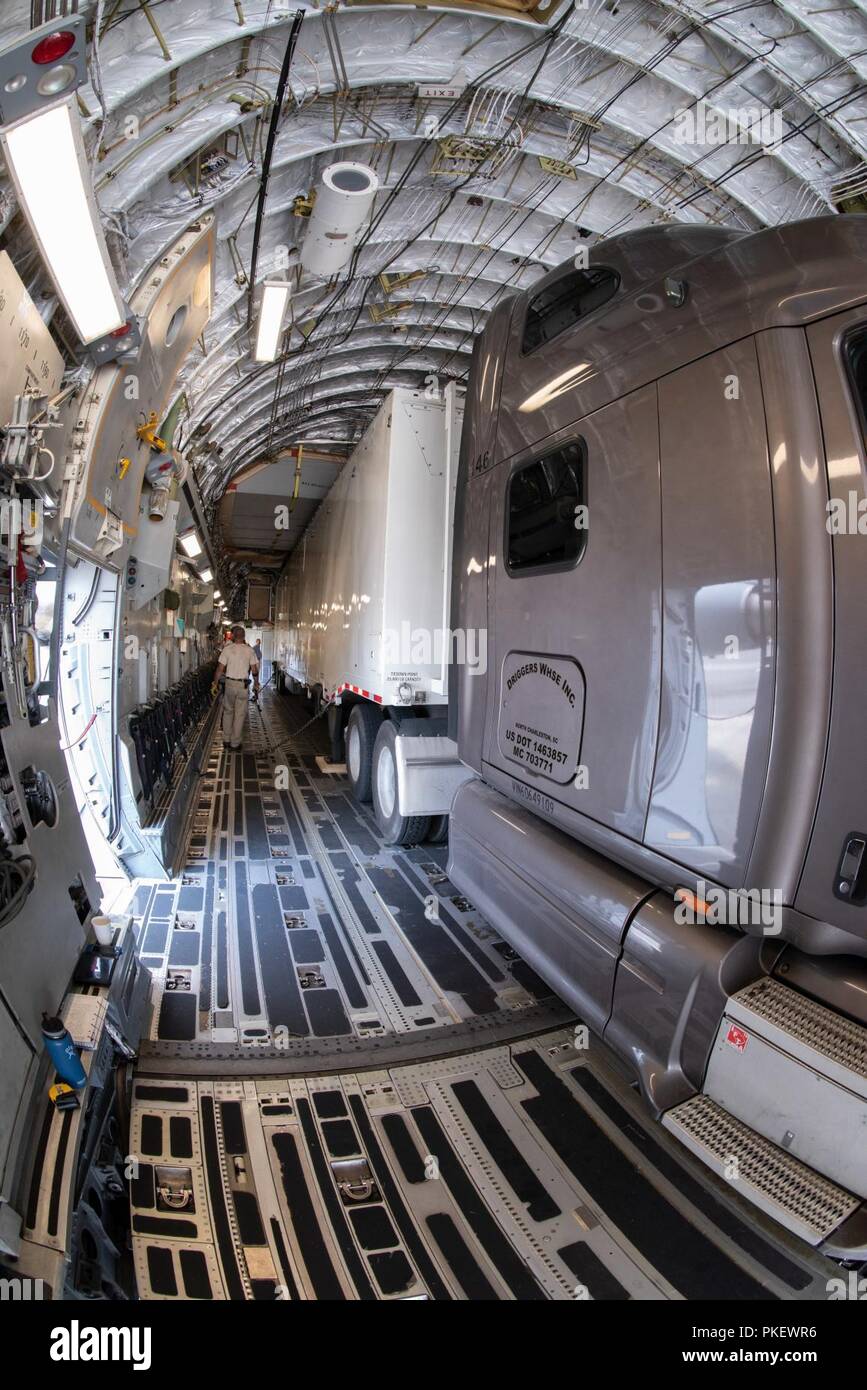 Charleston, S.C. (26 juillet 2018) Un grand Mobile tour de contrôle de la circulation aérienne (LMATCT) siège à bord d'un C-17 Globemaster III à la suite d'une charge d'essai mené par le 437e Escadron Port Aérien Le 26 juillet à la base commune Charleston - Base Aérienne. La charge d'essai a été effectuée afin de valider le test de transportabilité de l'air l'activité de chargement et d'assurer la certification des tours nouvellement construits sont compatibles pour le transport aérien à bord d'aéronefs de l'US Air Force. Les nouveaux modèles, spécialement conçue pour être transportable sur le transport aérien militaire, directement en charge la Federal Aviation Administration Gestion des actifs mobiles Banque D'Images