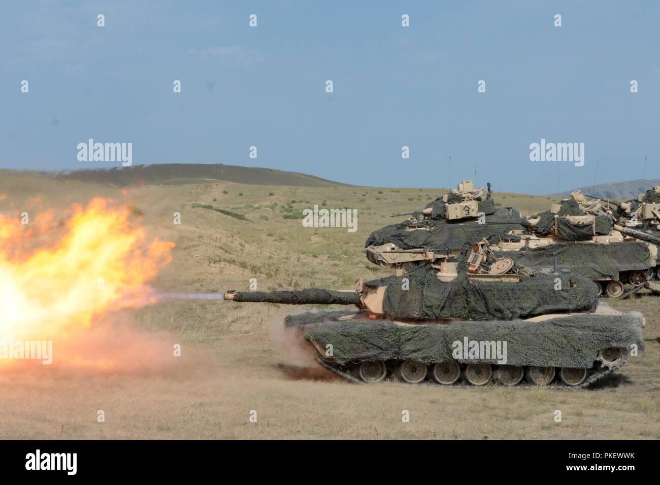 Un M1A2 Abrams tank crew affecté à la Compagnie Charlie, 2e Bataillon, 5e régiment de cavalerie, 1st Armored Brigade Combat Team, 1re Division de cavalerie de forêt sur 11 gamme de Vaziani Domaine de formation, la Géorgie, le 2 août 2018. Noble est un partenaire 2018 Forces armées géorgiennes et l'Europe de l'armée américaine dirigée par l'ensemble de l'état de préparation de l'événement l'amélioration de l'interopérabilité et de la Géorgie, États-Unis et pays participants. Banque D'Images