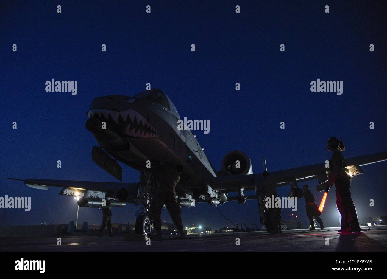 Les chefs d'équipage du 75e Escadron de chasse expéditionnaire de mener des vérifications avant vol sur un A-10C Thunderbolt II avant le décollage de l'aérodrome de Kandahar, Afghanistan, 2 août 2018. Les Aviateurs, de Moody Air Force Base, la Géorgie, sont déployés dans le cadre de l'opération Liberté's Sentinel en fournissant un appui aérien rapproché aux forces afghanes et d'autres partenaires de coalition. Banque D'Images