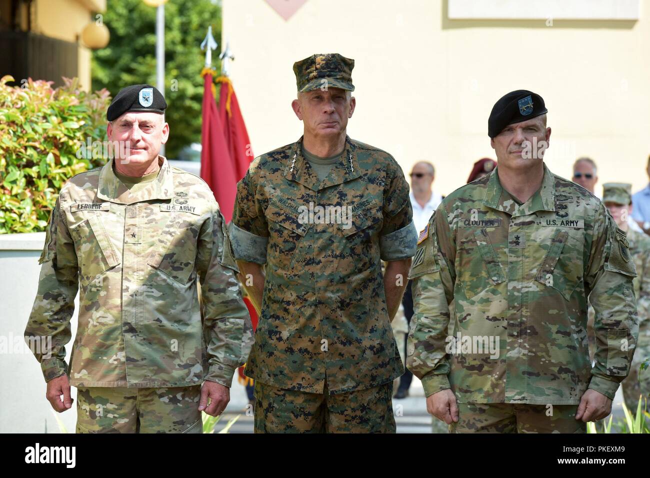 Corps des Marines américains, le général Thomas D. Waldhauser, commandant de l'Africom (centre), le Brig. Le général Eugene J. LeBoeuf, commandant sortant de l'Afrique de l'armée américaine en général (à gauche), et le Major-général Roger L. Cloutier, nouveau commandant de l'armée américaine en Afrique (à droite), se préparent à prendre leurs positions sur le champ de parade au cours de l'armée américaine Africa-Southern European Task Force cérémonie de passation de commandement à Carlo Caserma Ederle à Vicenza, Italie, le 2 août 2018. Banque D'Images