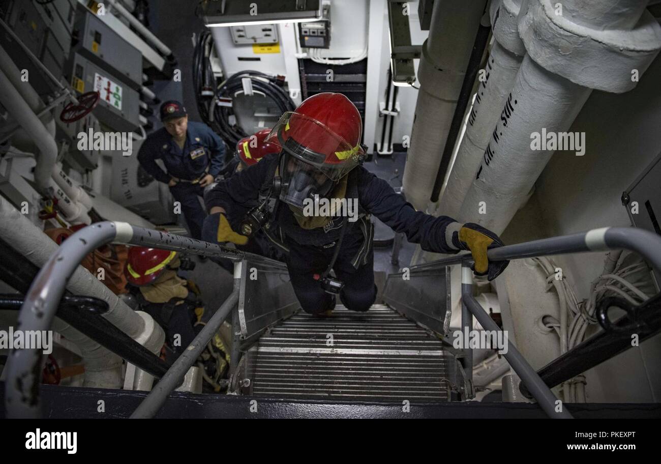 Les marins américains rechercher d'éventuels dommages lors d'un forage à bord de l'quarts de la classe Arleigh Burke destroyer lance-missiles USS Carney (DDG 64) 2 août, 2018, dans la mer Méditerranée. Le Carney, l'avant-déployé à Rota, en Espagne, est sur sa cinquième patrouille dans la sixième flotte américaine zone d'opérations à l'appui d'alliés et de partenaires régionaux ainsi que les intérêts de sécurité nationale des États-Unis en Europe et en Afrique. Banque D'Images