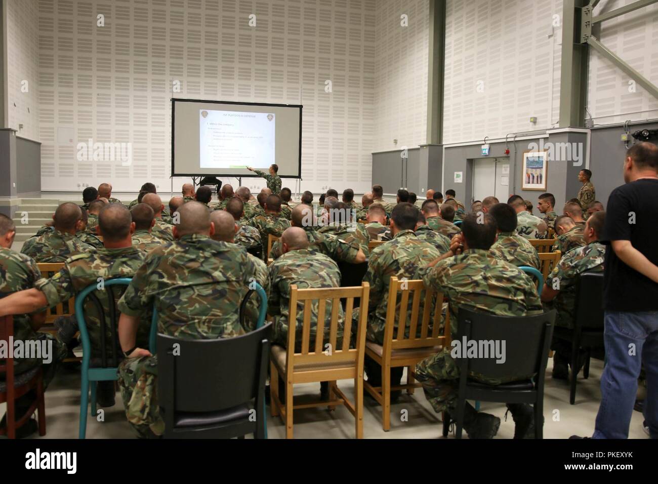 Le capitaine de l'Armée bulgare Mihail Kostadinov, commandant de la Compagnie Alpha, 31 Bataillon mécanisé des mémoires de soldats de l'armée des États-Unis, l'OTAN et les pays partenaires sur les tactiques, les techniques et les procédures pour l'exercice Platinum Lion, Selo Domaine de formation, la Bulgarie, le 31 juillet 2018. Cette réunion est à l'appui de la résolution de l'Atlantique, un exercice d'entraînement durables entre l'OTAN et des Forces américaines. Banque D'Images