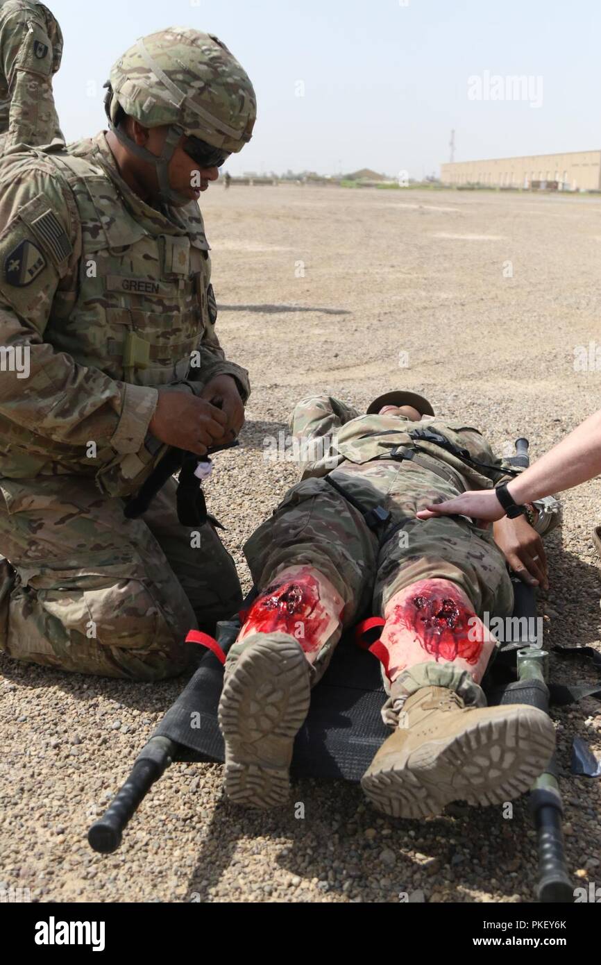 CAMP TAJI, Iraq - Un soldat entraîné gareautrain combat avec la 321e Brigade de soutien arrive au site de formation un grand nombre de blessés, le 26 juillet, pour fournir de l'aide de Sgt. 1re classe Gwen Watkis, également membre de la 321st, qui a simulé deux blessure aux jambes. Le CEMAT soldats avaient à donner comme traitement réaliste aux pertes possible et s'assurer que toutes les mesures appropriées ont été respectées tout en travaillant avec d'autres membres de la Force de coalition pour obtenir l'évacuation des victimes et d'achever leur traitement à l'hôpital sur la base. L'exercice à l'épreuve les procédures opérationnelles standard pour les soins médicaux, e Banque D'Images