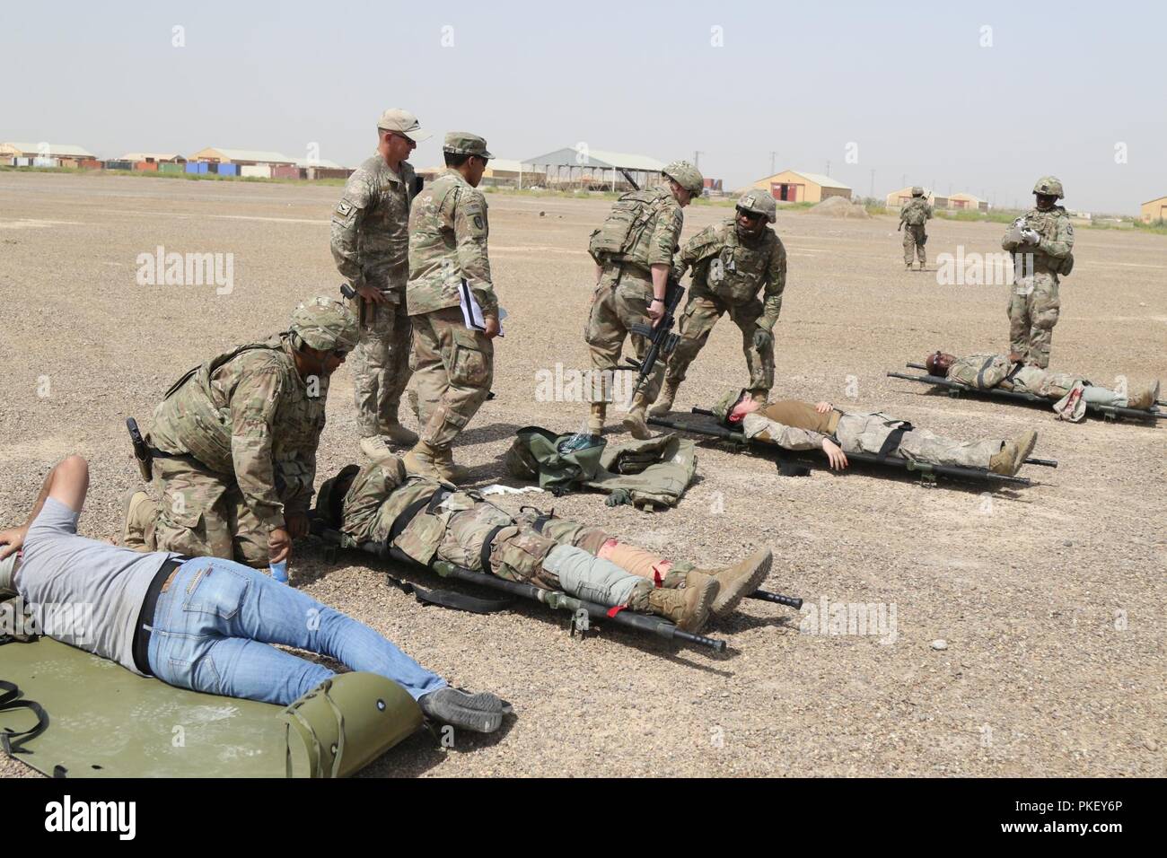 CAMP TAJI, Iraq - Combattre avec les soldats entraînés gareautrain 321e Brigade de soutien arrivent au site de formation un grand nombre de blessés, le 26 juillet, pour fournir de l'aide et donner le traitement réaliste des victimes que possible et s'assurer que toutes les mesures appropriées ont été respectées tout en travaillant avec d'autres membres de la Force de coalition pour obtenir l'évacuation des victimes et d'achever leur traitement à l'hôpital sur la base. L'exercice à l'épreuve les procédures normales d'exploitation en place pour les soins médicaux, d'évacuation et de force de réaction rapide, temps de réponse en cas d'une urgence réelle. ( Banque D'Images