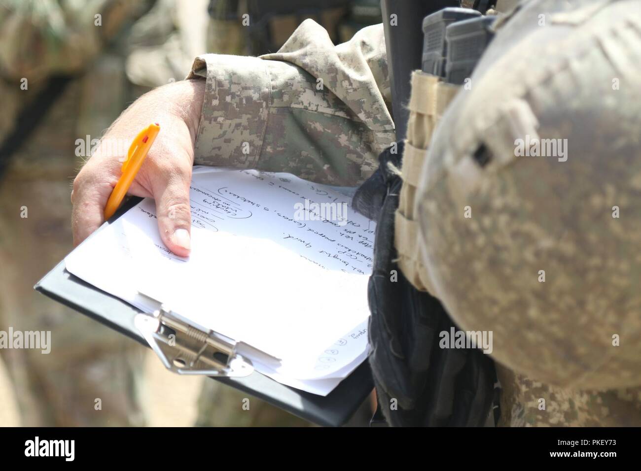 CAMP TAJI, Iraq - Un infirmier chef de l'Australian and New Zealand Army Corps prend des notes qu'il évalue les dommages de masse site de formation, le 26 juillet, et regarde comment les différents combattre gareautrain et d'aide médicale techniques sont fournis aux victimes. L'exercice à l'épreuve les procédures normales d'exploitation en place pour les soins médicaux, d'évacuation et de force de réaction rapide, temps de réponse en cas d'une urgence réelle. ( Banque D'Images