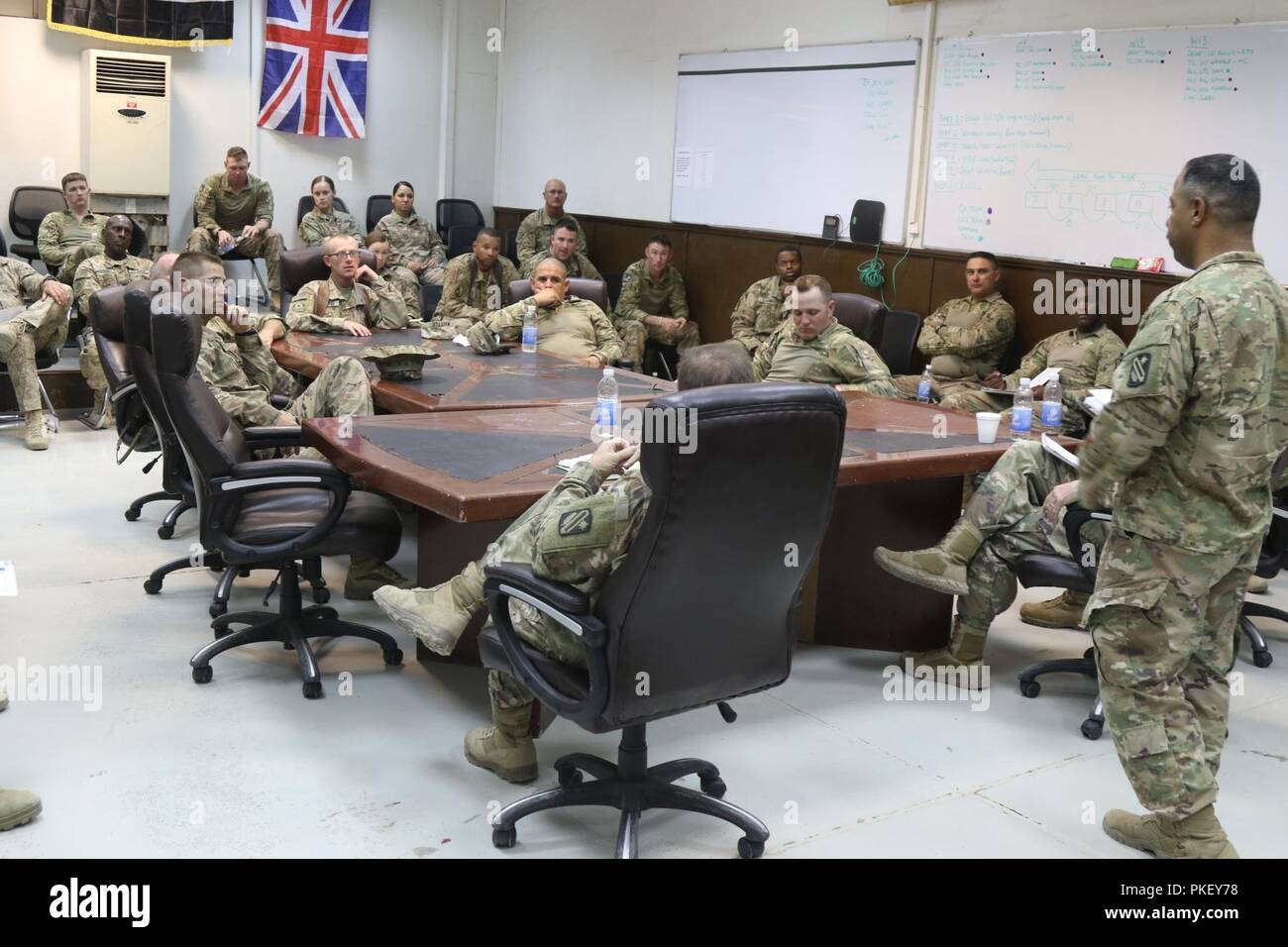 CAMP TAJI, Irak - Les membres de la 321e Brigade de soutien, l'Australian and New Zealand Army Corps et rôle 1 de personnel médical à Taji se sont réunis pour procéder à une analyse après action une fois qu'ils ont terminé l'exercice de formation un grand nombre de blessés, le 26 juillet. L'exercice à l'épreuve les procédures normales d'exploitation en place pour les soins médicaux, d'évacuation et de force de réaction rapide, temps de réponse en cas d'une urgence réelle. ( Banque D'Images