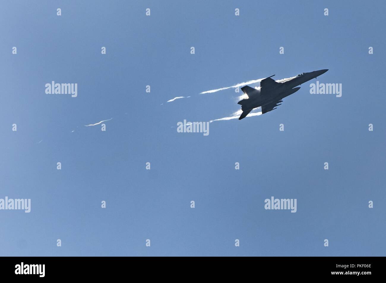 Un F/A-18 Hornet s'arrête après l'engagement de cibles lors d'une gamme dans le cadre de la 22e Marine Expeditionary Unit Le Déploiement pour entraînement à Fort A.P. Hill, VA., 1er août 2018. La gamme admis plusieurs batteries telles que l'artillerie, les mortiers et les aéronefs à voilure fixe au sein de l'Équipe de débarquement du bataillon, 1er Bataillon, 2ème Marines, 22e MEU de s'entraîner ensemble afin d'améliorer les procédures normales d'exploitation internes en vue de leur prochain déploiement. Banque D'Images