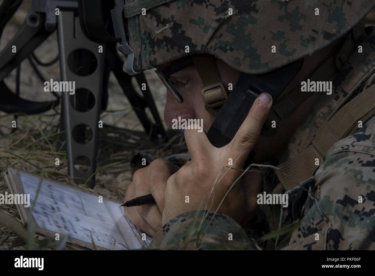Un bataillon de marine avec l'équipe d'atterrissage, 1er Bataillon, 2ème Marines, 22e Marine Expeditionary Unit (MEU) au point de coordonnées lors d'une gamme dans le cadre de la 22e MEU déploiement pour l'entraînement à Fort A.P. Hill, VA., 1er août 2018. La gamme admis plusieurs batteries telles que l'artillerie, les mortiers et les aéronefs à voilure fixe de s'entraîner ensemble afin d'améliorer les procédures normales d'exploitation internes en vue de leur prochain déploiement. Banque D'Images
