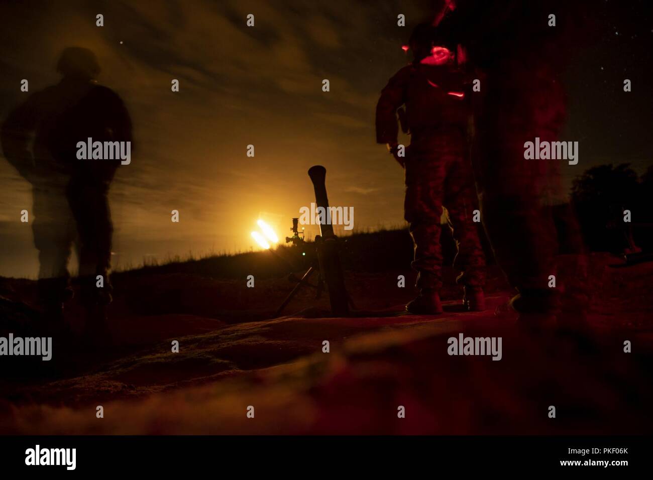 Mortarmen avec l'Équipe de débarquement du bataillon, 1er Bataillon, 2ème Marines, 22e Marine Expeditionary Unit (MEU) observer une enluminure pendant toute une gamme dans le cadre de la 22e MEU déploiement pour l'entraînement à Fort A.P. Hill, VA., 1er août 2018. La gamme admis plusieurs batteries telles que l'artillerie, les mortiers et les aéronefs à voilure fixe de s'entraîner ensemble afin d'améliorer les procédures normales d'exploitation internes en vue de leur prochain déploiement. Banque D'Images