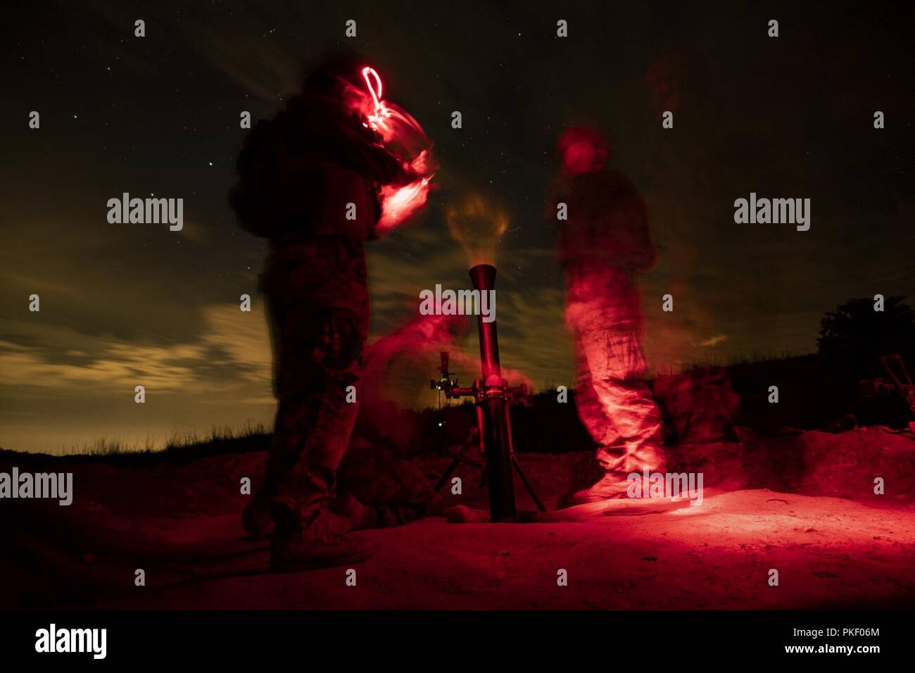 U.S. Marine Corps mortarmen avec l'Équipe de débarquement du bataillon, 1e Bataillon, 2e Régiment de Marines, 22e Marine Expeditionary Unit (MEU) un feu de mortier de 81 mm système au cours d'une gamme dans le cadre de la 22e MEU déploiement pour l'entraînement à Fort A.P. Hill, en Virginie, le 1 août 2018. La gamme admis plusieurs batteries telles que l'artillerie, les mortiers et les aéronefs à voilure fixe de s'entraîner ensemble afin d'améliorer les procédures normales d'exploitation internes en vue de leur prochain déploiement. Banque D'Images