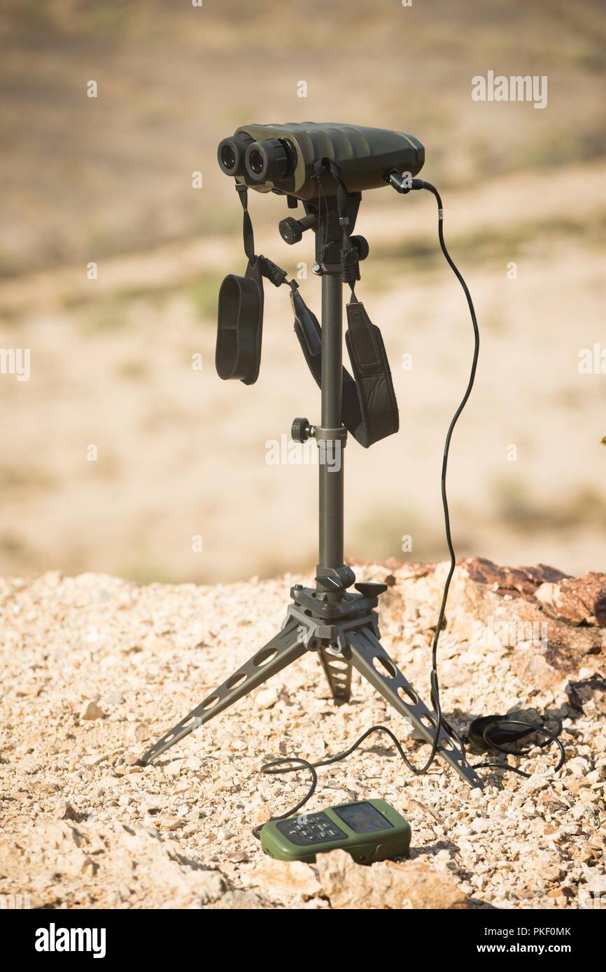 Un Vector-Dager Combo est utilisé pour calculer la direction et la distance, et tracé sur un indice de la grille d'été, au cours de l'exercice Furie à éventail 2057 Sud, Californie, le 30 juillet 2018. L'exercice a été réalisé pour accroître la maîtrise des opérations de 1ère Division de marines par l'intégration de l'établissement, de la transition et de l'élimination progressive au contrôle des aéronefs et des missiles sur plusieurs endroits. Banque D'Images