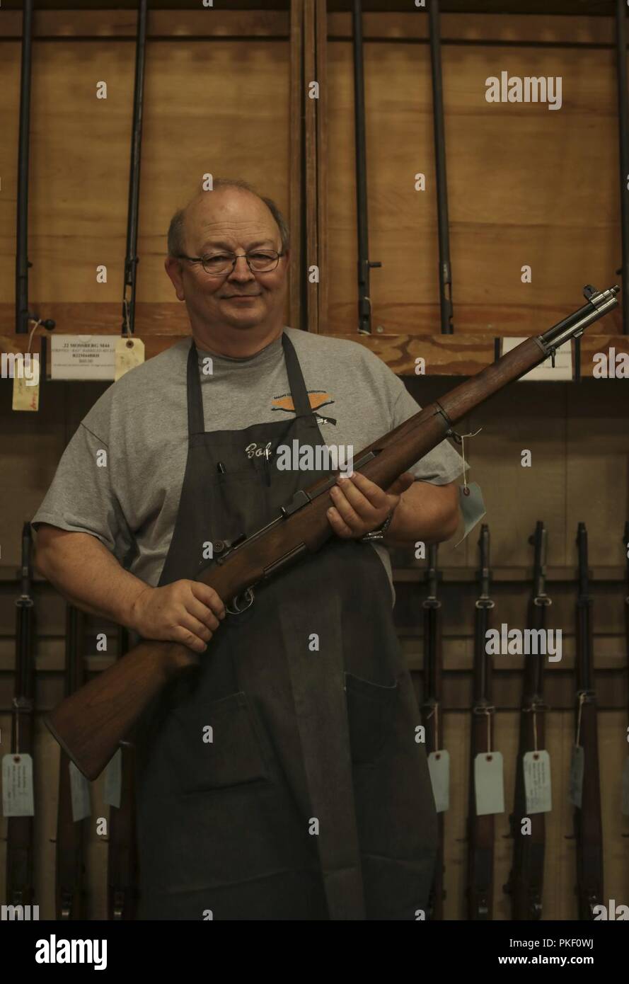 Robert Bell, d'un M1 garand armurier avec le programme de tir civil, pose avec le fusil dans le magasin au cours de la CMP CMP correspond au Camp National de Perry, l'Ohio, le 3 août 2018. Le calibre .30 arme semi-automatique était le fusil standard au cours de la Seconde Guerre mondiale et la guerre de Corée. Au cours des 65 dernières années, la plupart des fusils ont été reconstruites, restauré, rebarreled et réparé au moins une fois, avec peu en état d'origine encore aujourd'hui. Banque D'Images