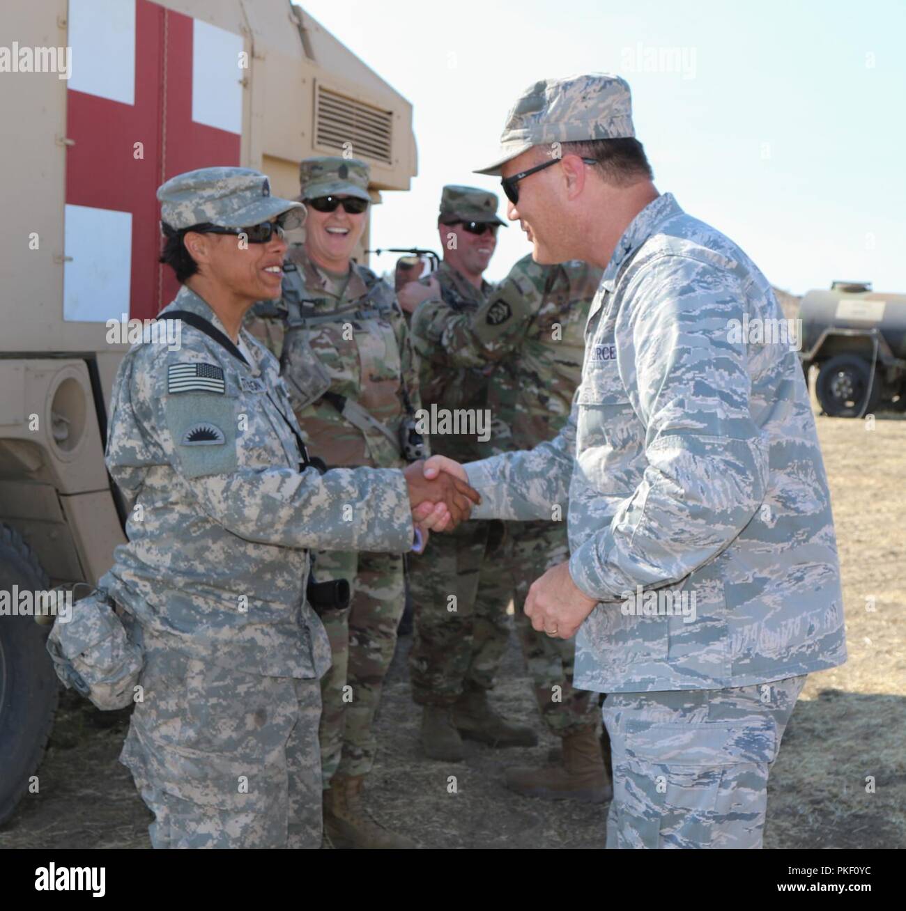 Le Sgt. 1re classe Cheyanne Mortenson avec la 41e Brigade d'infanterie de l'équipe de combat de la Brigade du 141e Bataillon de soutien reçoit une pièce de Major-général Michael E. Stencel, adjudant général, de l'Oregon, après avoir dépassé les attentes de son unité le 31 juillet 2018 au Camp Roberts, en Californie au cours de la 41e de l'IBCT Combat exportables (capacité de formation XCTC) de l'exercice. XCTC est conçu pour certifier la compétence de peloton dans toute la brigade en coordination avec l'armée d'abord. "Pensez à la sécurité, de rester concentré sur ce que vous devez faire pour faire votre travail et être prêts dans l'éventualité que cette nation demande à vous," dit Stencel. "Il n'y je Banque D'Images