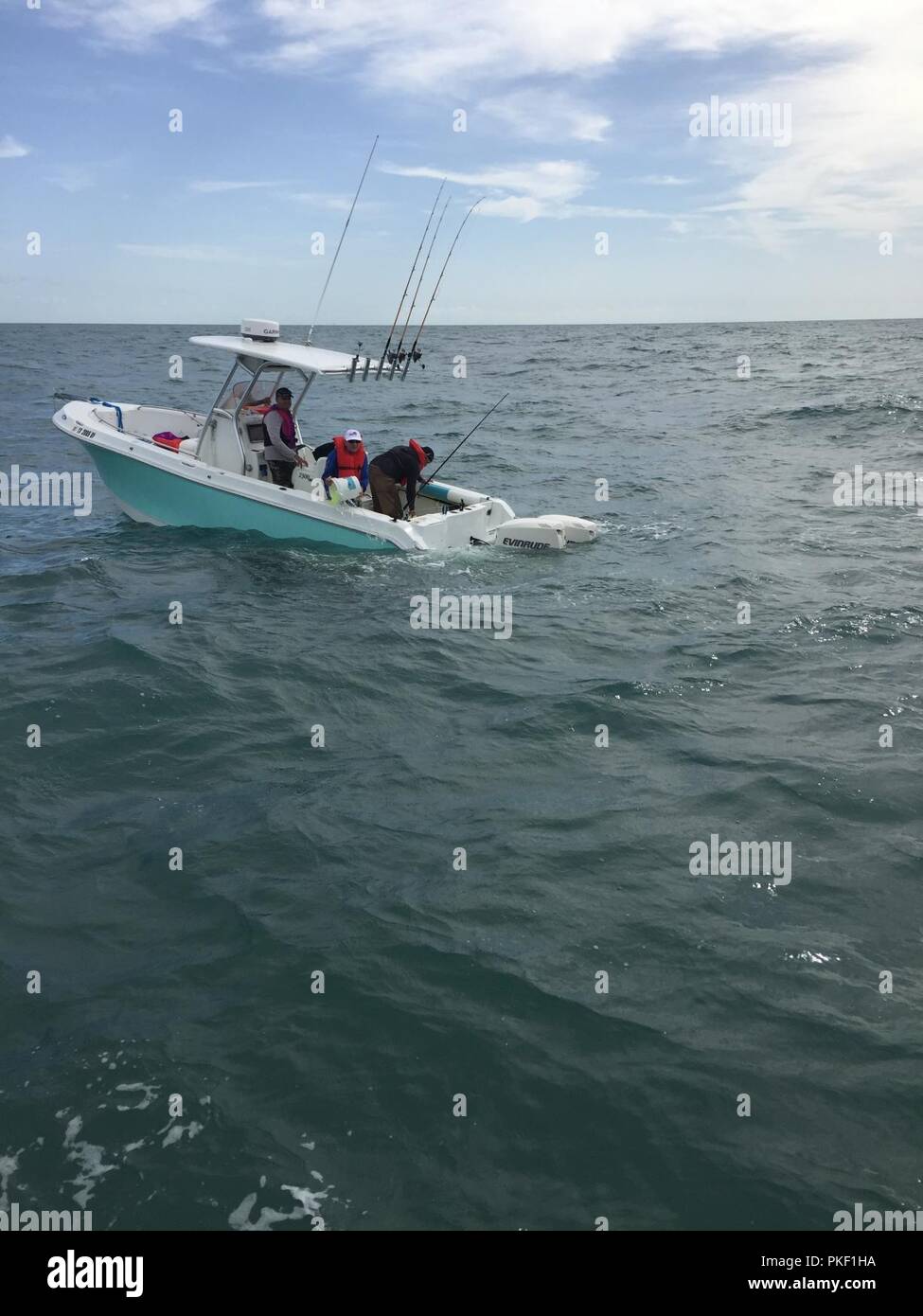 La Garde côtière se prépare à transférer quatre navigateurs du chavirement de leur bateau le 5 août 2018 près de Freeport, au Texas. Les Mariners ont été transportés à la rampe d'accès à l'appât du pont sans préoccupations médicales. La Garde côtière américaine Banque D'Images