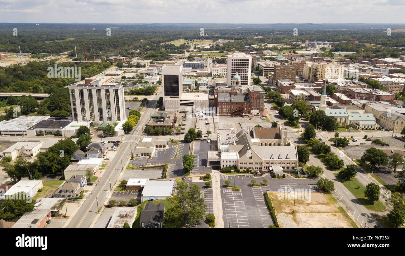 Ciel bleu avec des nuages blancs apparaissent dans l'horizon sur le paysage du centre-ville de Macon en Géorgie Banque D'Images