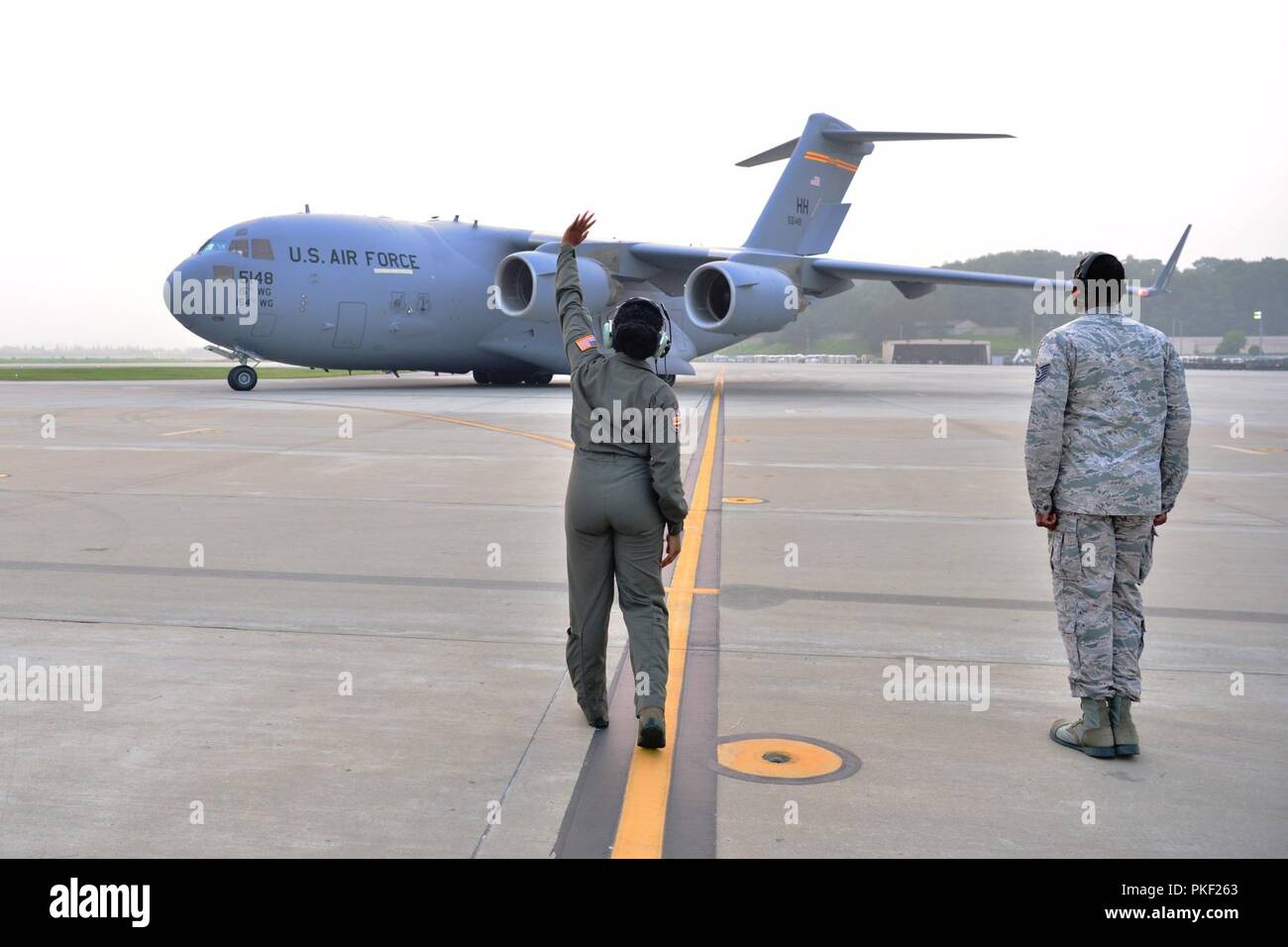 Les chefs d'équipage saluer un C-17 Globemaster III comme il s'écarte de la Base Aérienne Osan, République de Corée, pour Wonson, la Corée du Nord, le vendredi 27 juillet, 2018. L'aéronef et l'équipage s'est rendu à Osan AB à partir d'une base commune Pearl Harbor-Hickam, Texas, pour aider avec un Commandement des Nations Unies qui a permis le rapatriement de 55 cas d'accueil reste de la République populaire démocratique de Corée. Banque D'Images