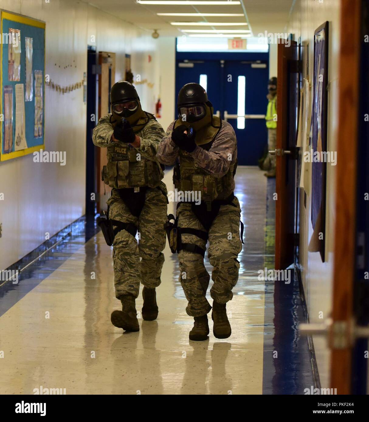 Les Defenseurs De L Us Air Force A Partir De La 325e Escadron Des Forces De Securite Se Deplacer Vers Le Bruit De Tirs Simules Au Cours D Un Exercice D Entrainement De Tir A