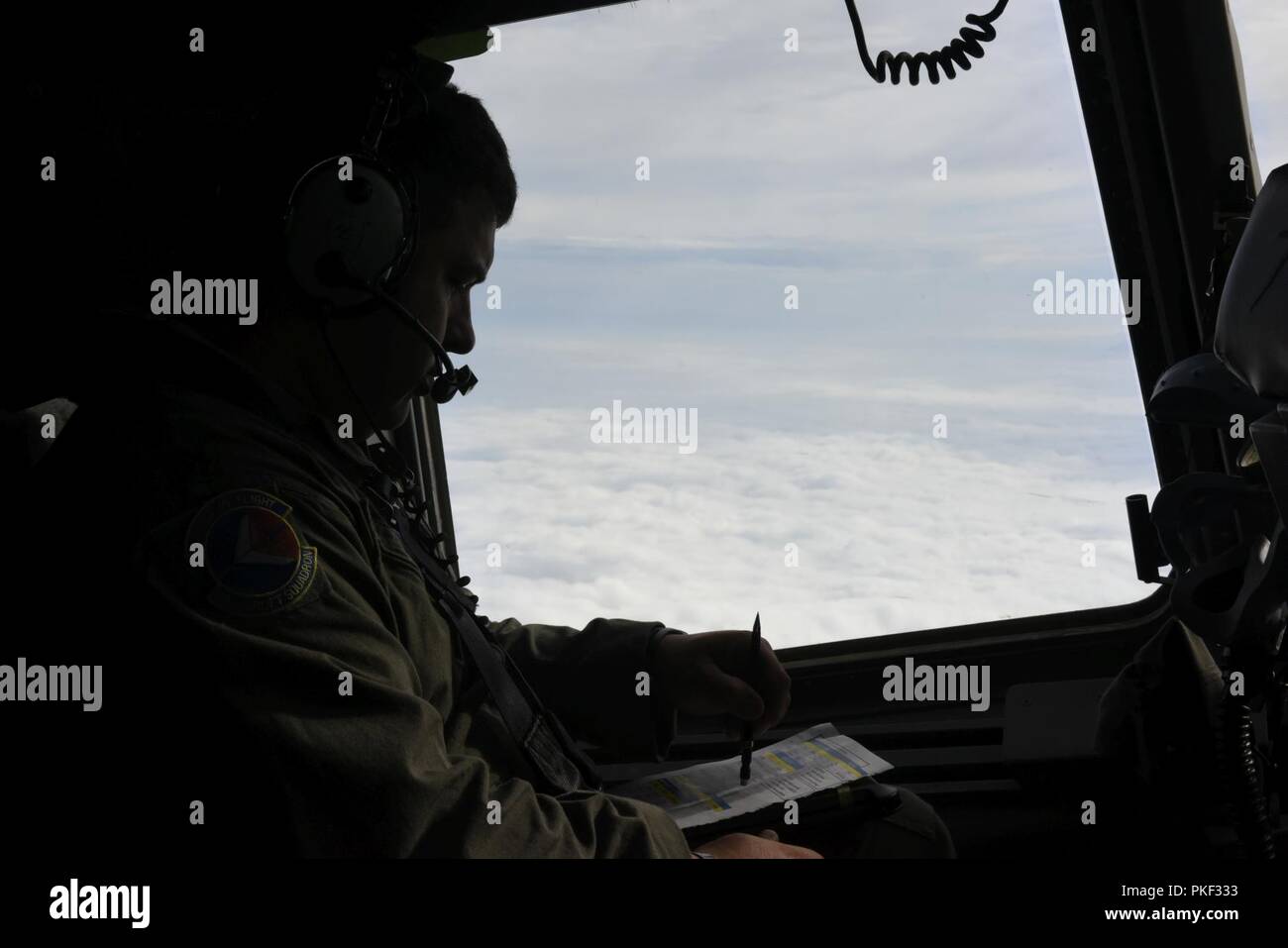 U.S. Air Force Le Major Rick Wright un pilote avec le 156e Escadron de transport aérien de la 145e Escadre de transport aérien, des aperçus des listes de vérifications après décollage tandis que sur le tout premier C-17 mission de la Garde nationale aérienne de Charlotte au Pape Army Airfield, tandis que dans le ciel au-dessus de la Caroline du Nord, le 1 août 2018. La mission au Pape Champ est le premier de ce que l'on espère être nombreux, en octobre, le 145e Airlift Wing prévoit commencer à soutenir les missions d'Airdrop avec vols hebdomadaires au Pape Domaine, ramasser des soldats et des marchandises pour les opérations aéroportées. Banque D'Images