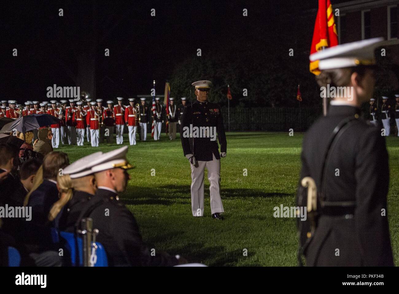 L'Adjudant-chef 2 Richard Woodall, défilé de l'adjudant, Marine Barracks Washington D.C., des marches à travers la parade de pilotage au cours d'un défilé vendredi soir à la caserne, le 3 août 2018. Les invités d'honneur pour le défilé étaient Mme Ryan Manion, président, Travis Manion Foundation, et le colonel du Corps des Marines américain Tom Manion, retraité, président émérite, Travis Manion Foundation. L'accueil a été le général Michael G. Dana, directeur, le personnel du Corps des Marines. Banque D'Images