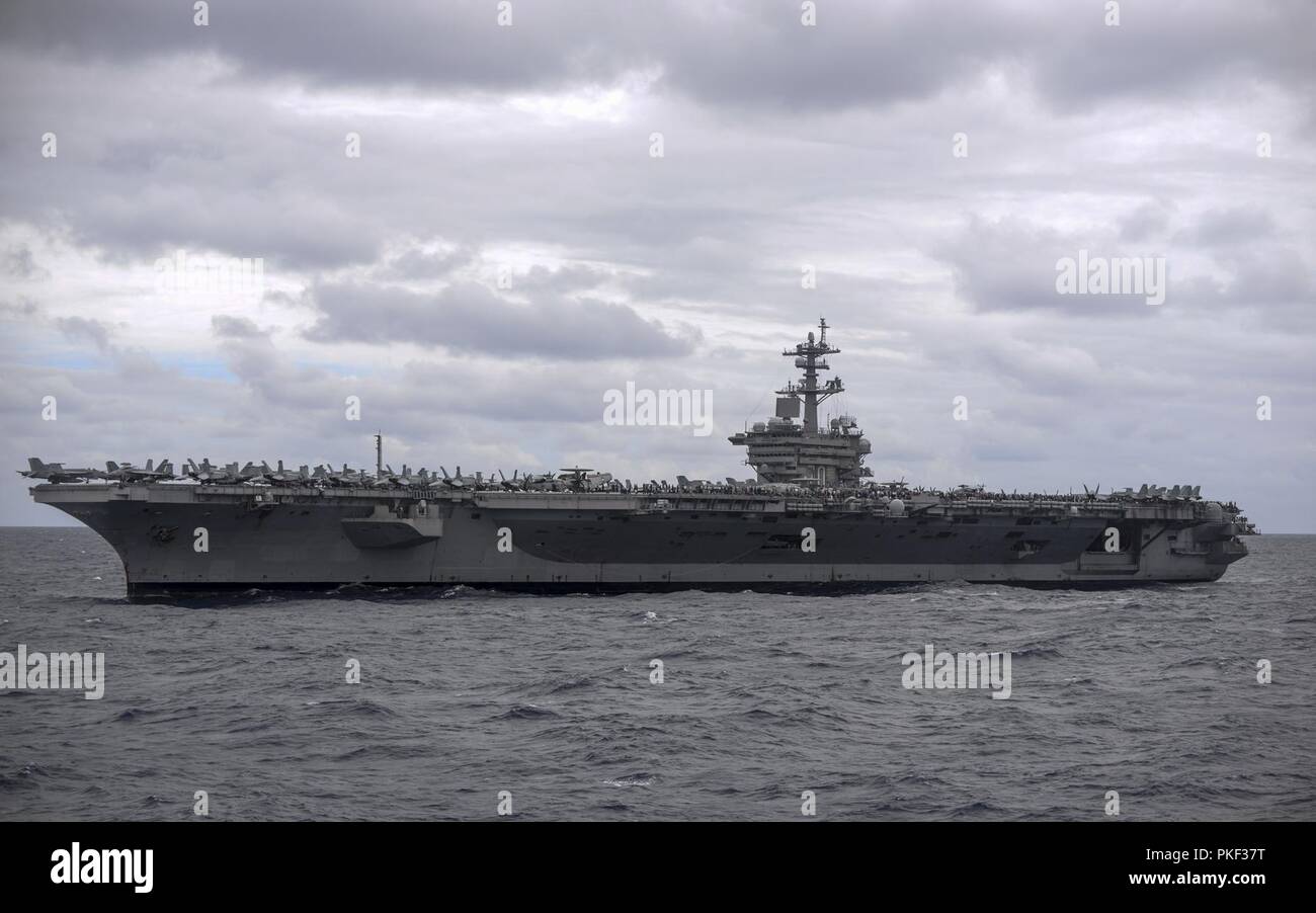 Océan (Aug. 4, 2018) porte-avions USS Carl Vison (CVN 70) les transits de l'océan Pacifique au cours d'une croisière de tigre. Carl Vinson est en cours aux États-Unis de la flotte de 3ème zone d'opérations. Banque D'Images
