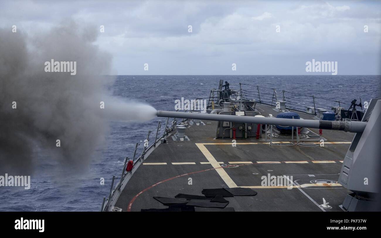 Océan (Aug. 4, 2018) missiles USS Sterett (DDG 104), les feux de sa marque 455 pouces canon léger alors que le navire effectue un exercice de tir réel. Sterett est en cours aux États-Unis de la flotte de 3ème zone d'opérations. Banque D'Images
