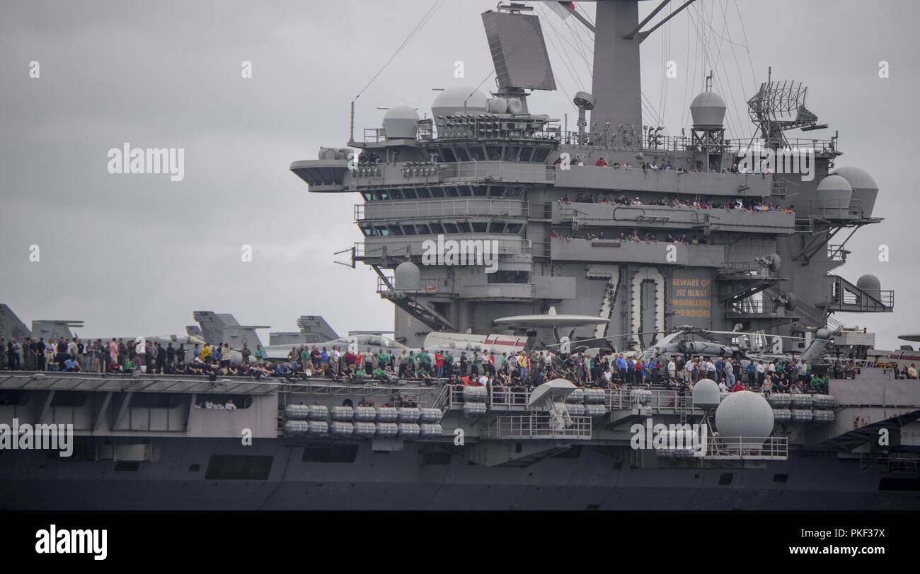 Océan (Aug. 4, 2018) Tiger cruise les participants se tiennent debout sur le pont du porte-avions USS Carl Vison (CVN 70) comme le navire transite l'océan Pacifique. Carl Vinson est en cours aux États-Unis de la flotte de 3ème zone d'opérations. Banque D'Images