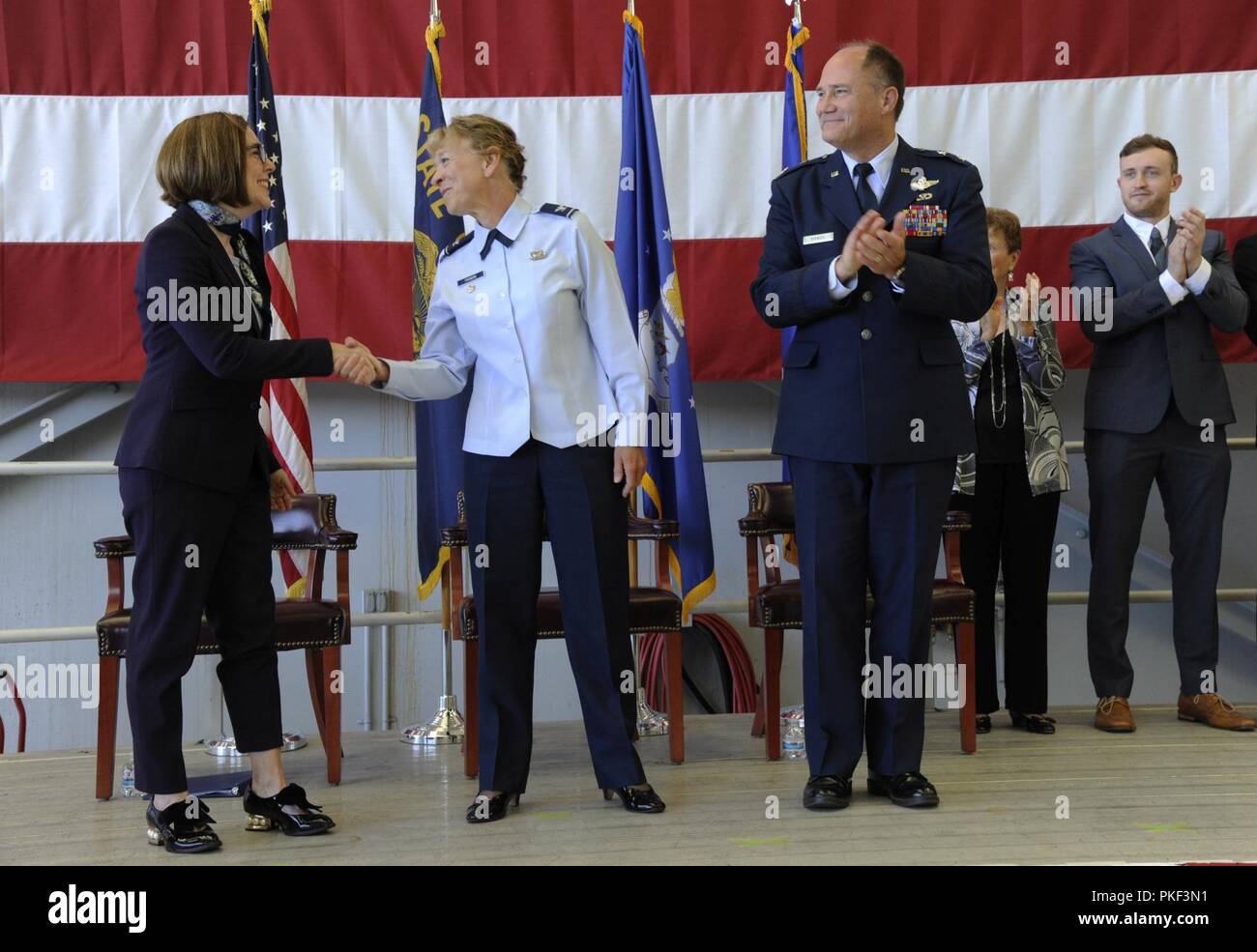 Le colonel de la Garde nationale aérienne de l'Oregon Donna Prigmore (centre), serre la main du gouverneur de l'Oregon Kate Brown (à gauche) aux côtés de Major-général Michael Stencel (droite), adjudant général, de l'Oregon, à l'occasion de la cérémonie de promotion, le 5 août 2018, à la base de la Garde nationale aérienne de Portland de Portland, Oregon. Avec la promotion au rang de général de brigade, Prigmore est devenue la première femme de la Garde nationale aérienne de l'Oregon pour devenir un officier général. Banque D'Images