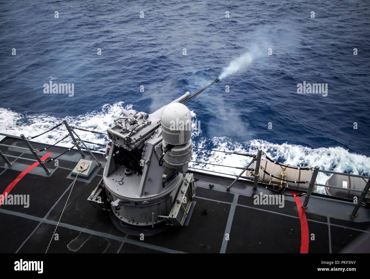 Océan (Aug. 6, 2018) - lance-missiles le destroyer USS Dewey (DDG 105) déclenche un MK-38 25mm machine gun tout en en cours aux États-Unis de la flotte de 3ème zone d'opérations. Banque D'Images