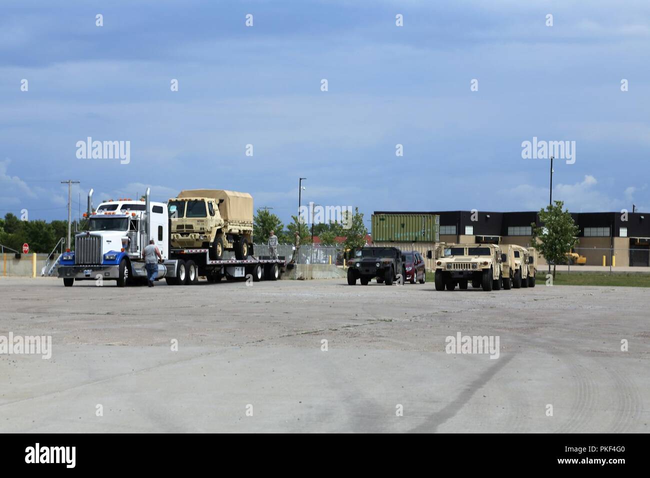 Des soldats se préparent à décharger du matériel et des véhicules d'une semi-remorque du tracteur en préparation pour l'utilisation dans la 86e Division de formation Soutien au combat de l'exercice de formation (CSTX) 86-18-02 sur Août 1, 2018, à Fort McCoy, Wisconsin (Etats-Unis) La 86e détient l'exercice dans le cadre de la réserve de l'Armée américaine du général commandant l'appui tactique Programme de formation. Des milliers de membres de service avec l'armée ainsi que d'autres services militaires et les militaires étrangers font partie de l'exercice multinational, notamment Canadian armed forces membres. CSTX 86-18-02 est la deuxième des deux CSTXs gérés par la 86e aura lieu à Fort Banque D'Images