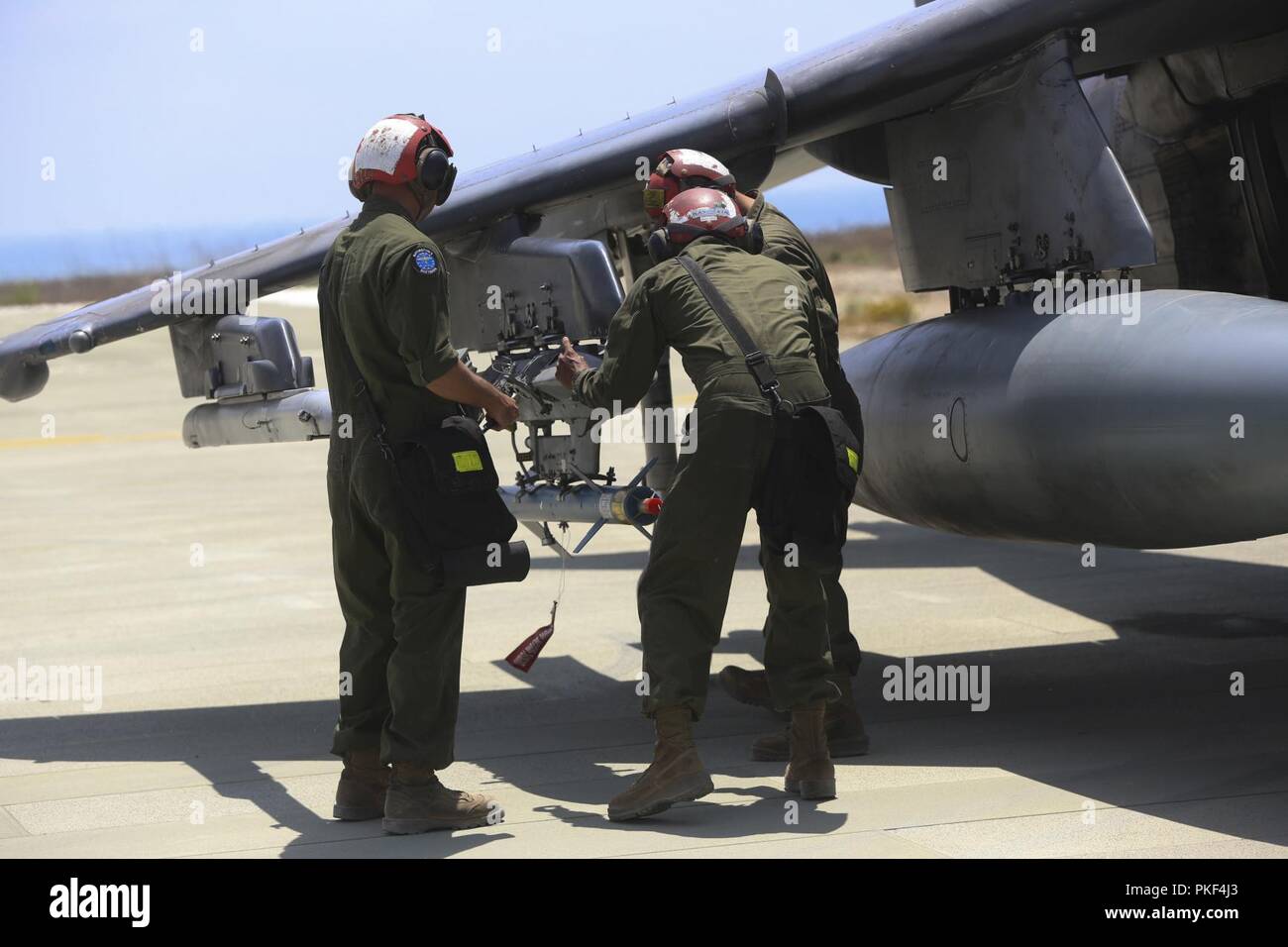 Marines Marines avec l'Escadron de soutien de l'aile (MWSS) 373 et Marine Attack Squadron (VMA), 214 aéronefs Marine Group (MAG) 13, 3rd Marine Aircraft Wing, charge explosées sur un AV-8B Harrier à un armement de l'avant et l'essence de l'été 2018 au cours de l'exercice Furie à Camp Pendleton, Californie, le 1 août. Fureur d'été est conçu pour accroître la fonctionnalité et l'efficacité de 3e MAW marines tout en améliorant les Groupe de travail et l'intégration avec la participation de la marine JE Marine Expeditionary Force et unités navales. Banque D'Images