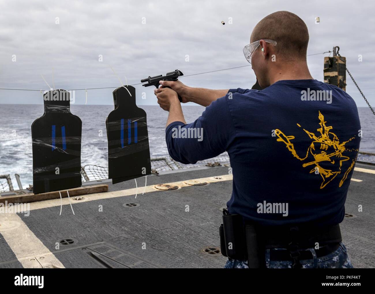 Océan (Aug. 6, 2018) Gunner's Mate 3e classe Richard Yech une M9 pistolet de service lors d'un cours de qualification d'armes sur le pont de vol de missiles guidés USS Sterett (DDG 104). Sterett est en cours aux États-Unis de la flotte de 3ème zone d'opérations. Banque D'Images