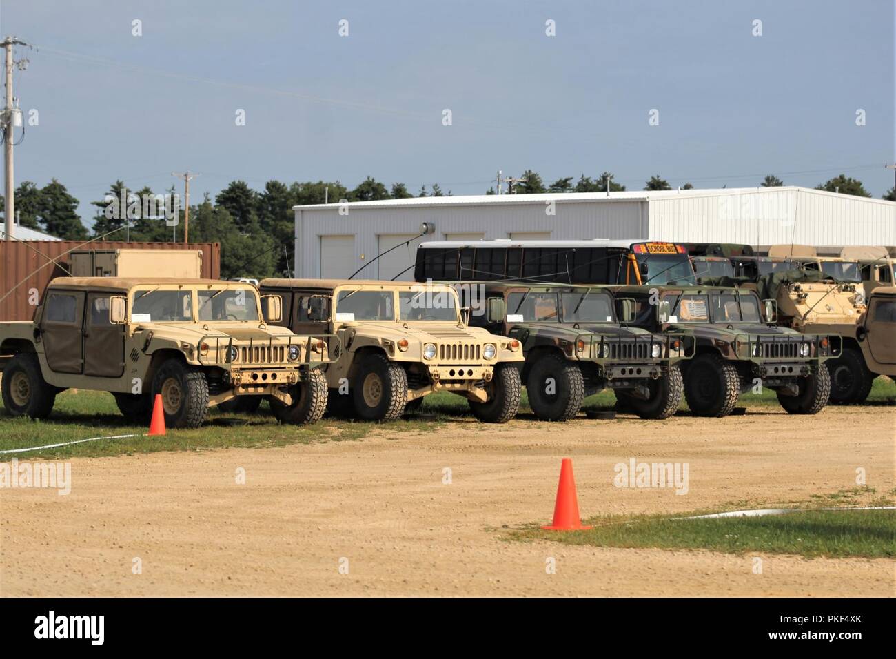 Les véhicules militaires sont alignés à une zone de préparation sur la zone de cantonnement en préparation pour l'utilisation dans la 86e Division de formation Soutien au combat de l'exercice de formation (CSTX) 86-18-02 le 3 août 2018, à Fort McCoy, Wisconsin (Etats-Unis) La 86e détient l'exercice dans le cadre de la réserve de l'Armée américaine du général commandant l'appui tactique Programme de formation. Des milliers de membres de service avec l'armée ainsi que d'autres services militaires et les militaires étrangers font partie de l'exercice multinational, notamment Canadian armed forces membres. CSTX 86-18-02 est la deuxième des deux CSTXs gérés par la 86e aura lieu à Fort McCoy je Banque D'Images