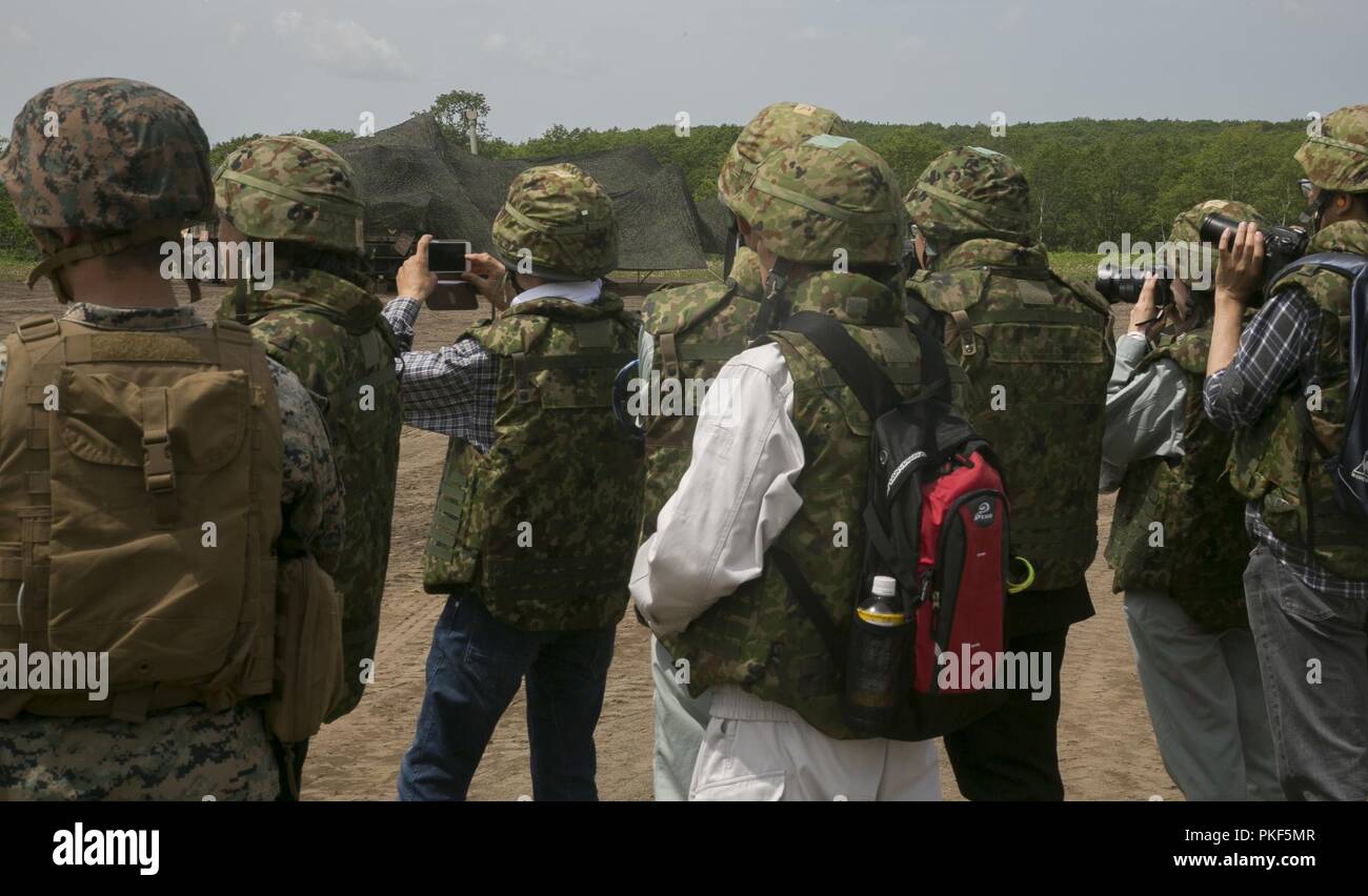Les ressortissants locaux de prendre des photos d'un M777A2 155mm Howitzer ne soit tiré le 3 août 2018, sur Camp YMA, Yausubetsu aires de manoeuvre, Hokkaido, Japon. Programme de formation à la réinstallation d'artillerie 18-2 est un exercice d'entraînement de routine financés, qui permet aux Marines avec 3e Bataillon, 12e Régiment de Marines, 3e Division de marines, basé à Camp Hansen, Okinawa, Japon, de procéder à l'entraînement au tir réel au Japon. Les ressortissants locaux sont invités à assister à une démonstration de la M777A2 155mm Howitzer. Banque D'Images