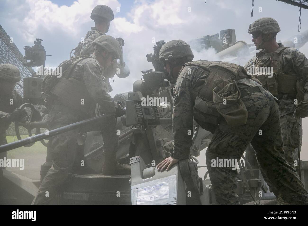 Avec Alpha marine Batterie, 3e Bataillon, 12e Régiment de Marines, 3e Division de marines, le feu la M777A2 155mm Howitzer Artillery pendant le programme de formation de réinstallation 18-2 du 5 août 2018, sur Camp YMA, Yausubetsu aires de manoeuvre, Hokkaido, Japon. L'ARTP 18-2 est financé par le Japon, un exercice d'entraînement de routine qui permet aux Marines avec 3e Bataillon, 12e Régiment de Marines, 3e Division de marines, III Marine Expeditionary Force, basé à Camp Hansen, Okinawa, Japon, de procéder à l'entraînement au tir réel au Japon. Banque D'Images