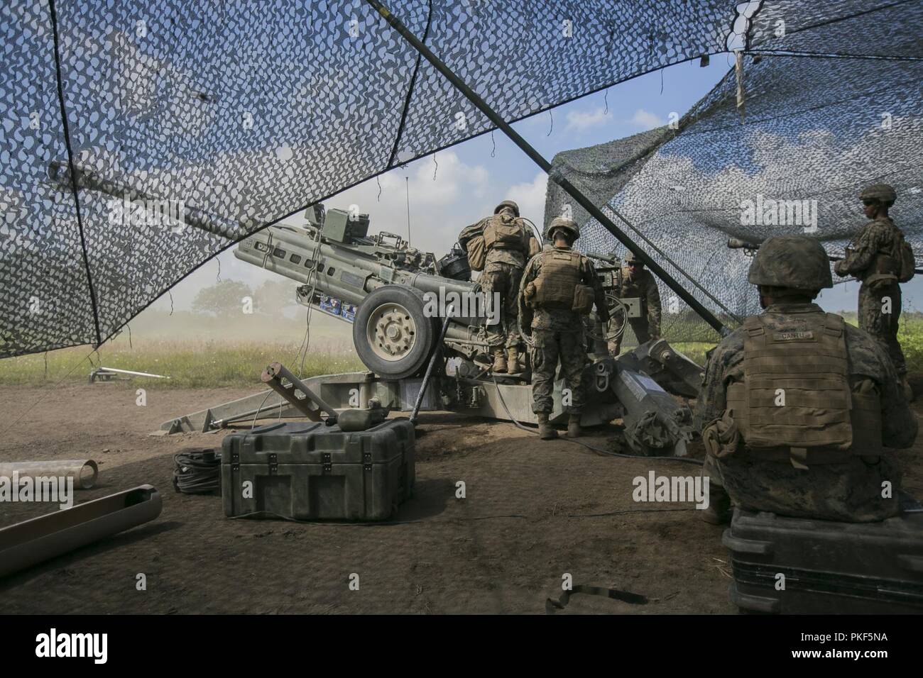 Avec Alpha marine Batterie, 3e Bataillon, 12e Régiment de Marines, 3e Division de marines, à préparer le feu M777A2 155mm Howitzer Artillery pendant le programme de formation de réinstallation 18-2 du 5 août 2018, sur Camp YMA, Yausubetsu aires de manoeuvre, Hokkaido, Japon. L'ARTP 18-2 est financé par le Japon, un exercice d'entraînement de routine qui permet aux Marines avec 3e Bataillon, 12e Régiment de Marines, 3e Division de marines, III Marine Expeditionary Force, basé à Camp Hansen, Okinawa, Japon, de procéder à l'entraînement au tir réel au Japon. Banque D'Images