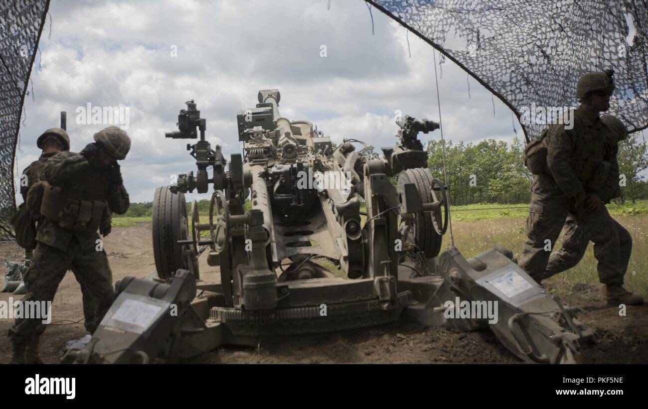 Marines avec 3e Bataillon, 12e Régiment de Marines, 3e Division de marines, se préparer pour le son de la M777A2 155mm Howitzer d'être congédié le 5 août 2018, le Camp YMA, Yausubetsu aires de manoeuvre, Hokkaido, Japon. Marines avec 3e Bataillon, 12e Régiment de Marines, 3e Division de marines, sont en Yausubetsu à prendre part à l'Artillerie Programme de formation Réinstallation 18-2. L'ARTP est un exercice d'entraînement de routine qui permet aux Marines basé à Camp Hansen, Okinawa, Japon, de procéder à l'entraînement au tir réel au Japon. Banque D'Images