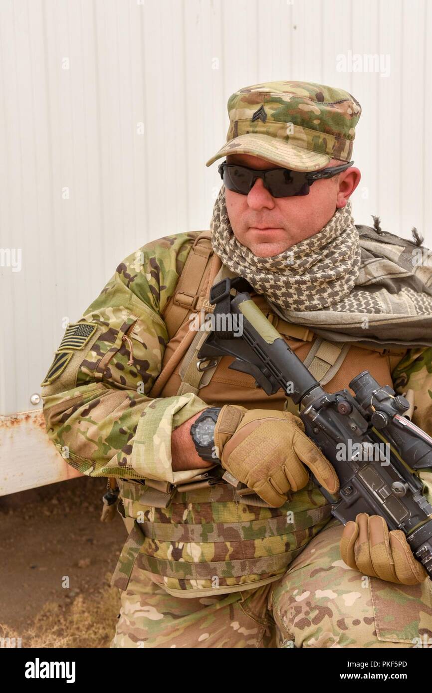 Le sergent de l'armée américaine. David Curry, un fantassin affecté à la 1ère équipe, 2e peloton, Compagnie C, 2e Bataillon, 137e Régiment d'infanterie, 155e Armored Brigade Combat Team, Kansas, la Garde nationale tire sur la sécurité tout en effectuant un exercice d'entraînement situationnel équipe répétitions au Commandement central de l'Armée Centre de formation de l'état de préparation, Camp Buehring, le Koweït, le 7 août 2018. Le 2-137 est déployé au Koweït, dans le cadre de l'opération Bouclier spartiate. Banque D'Images