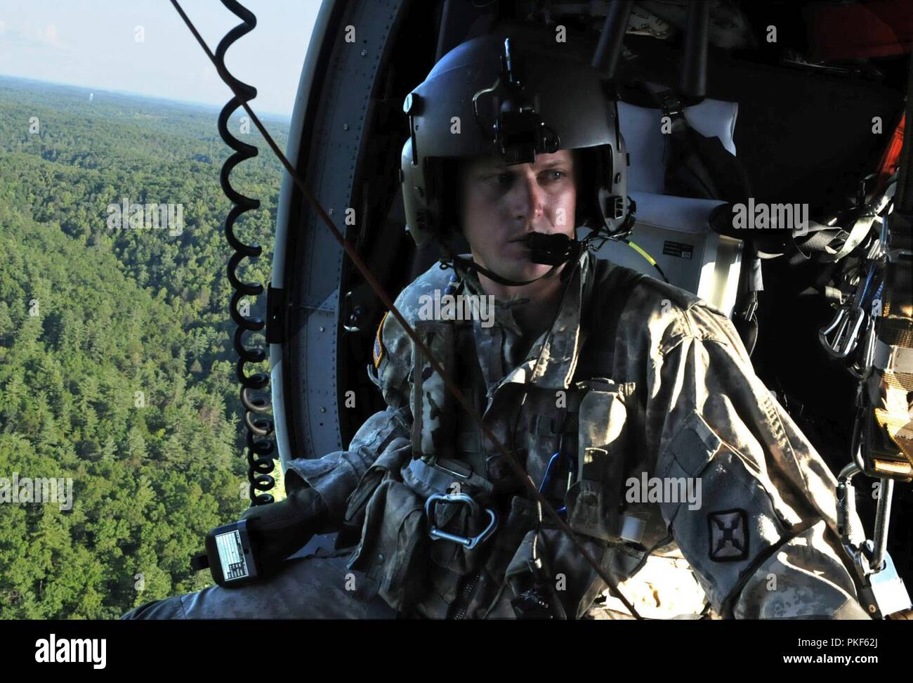 Un soldat avec détachement 1, la Compagnie Charlie, 2e bataillon du 238e se prépare pour l'aviation d'un palan soulever pendant un exercice de sauvetage près de Ashland, KY., août 3, 2018. Banque D'Images