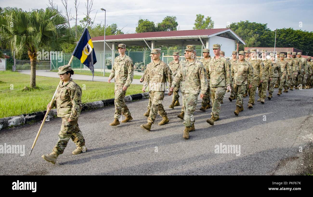 Avec les soldats de la 96ème Commande des troupes, l'Armée de Washington de la Garde nationale, marcher en formation à la cérémonie de clôture de l'exercice 2018, grève de Keris 3 août 2018. Keris grève 2018 est un exercice bilatéral entre les États-Unis et de la Malaisie qui se concentre sur les efforts de secours en cas de catastrophe humanitaire. Banque D'Images