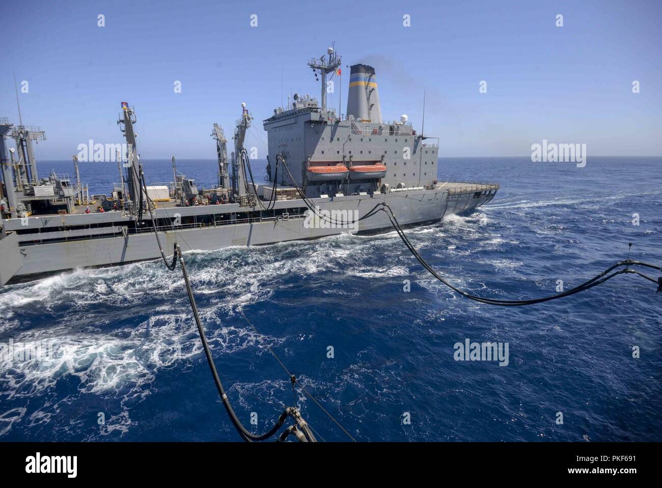 Océan (Aug. 7, 2018) d'assaut amphibie USS Boxer (DG 4) reçoit le carburant du transport maritime de la flotte militaire commande de réapprovisionnement oiler USNS Guadalupe (T-AO 200) au cours d'un ravitaillement en mer. Boxer est en cours la réalisation des opérations de routine dans l'océan Pacifique. Banque D'Images