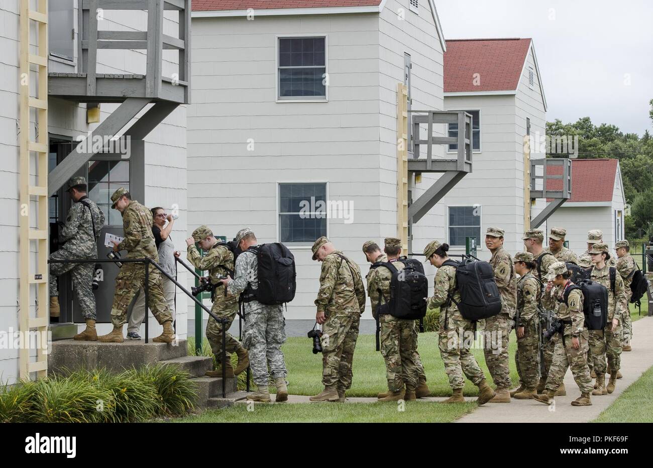 Un groupe d'affaires publiques de la réserve de l'armée américaine soldats visiter le centre historique de Fort McCoy de pratiquer leurs compétences en photographie au cours d'un exercice pratique à Fort McCoy, Wisconsin, le 6 août 2018. Banque D'Images