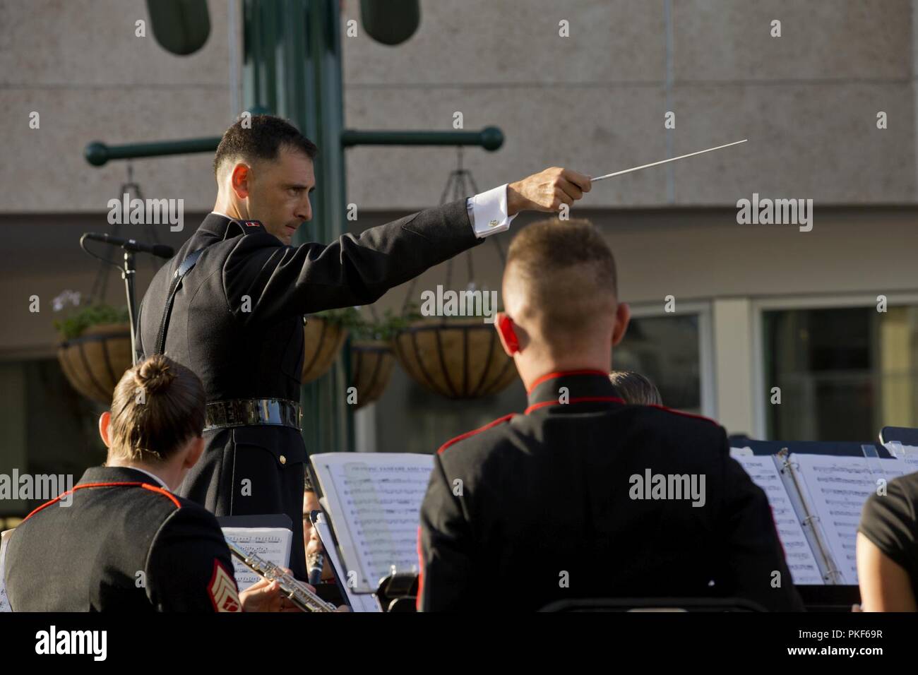 L'Adjudant du Corps des Marines américain Alex J. Panos, officier d'orchestre, avec bande Marine San Diego, société de services, l'administration centrale Service Battalion, mène au cours de la bande maritime Concert d'été à San Diego San Diego. L'Association de la Petite Italie a accueilli la bande Marine - Concert de San Diego et le tout premier "la célébration des premiers intervenants". Banque D'Images