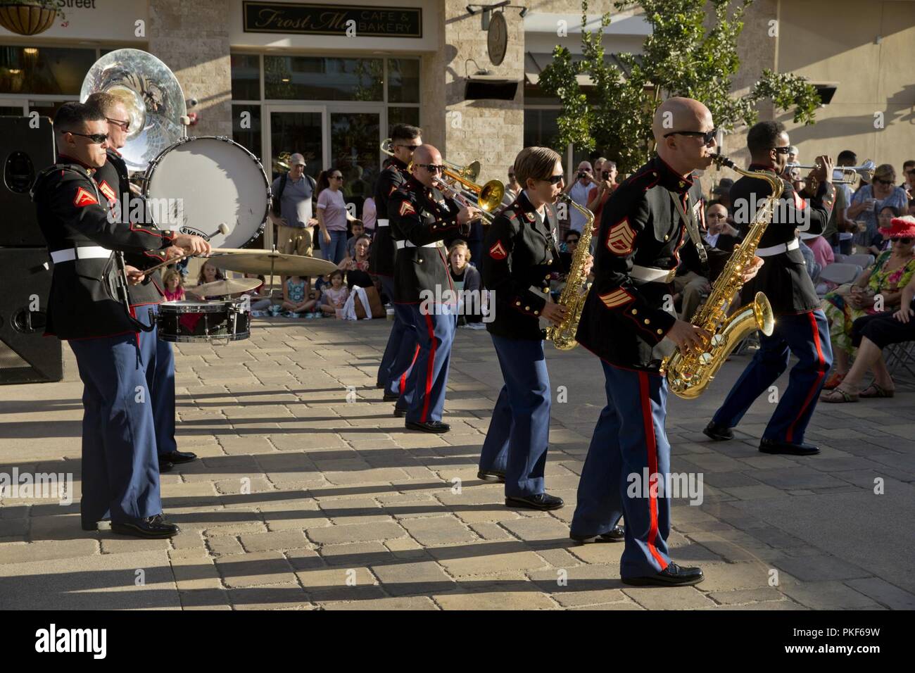 Les Marines américains avec bande Marine San Diego, société de services, l'administration centrale Service Battalion, effectuer au cours de la bande maritime Concert d'été à San Diego San Diego. L'Association de la Petite Italie a accueilli la bande Marine - Concert de San Diego et le tout premier "la célébration des premiers intervenants". Banque D'Images