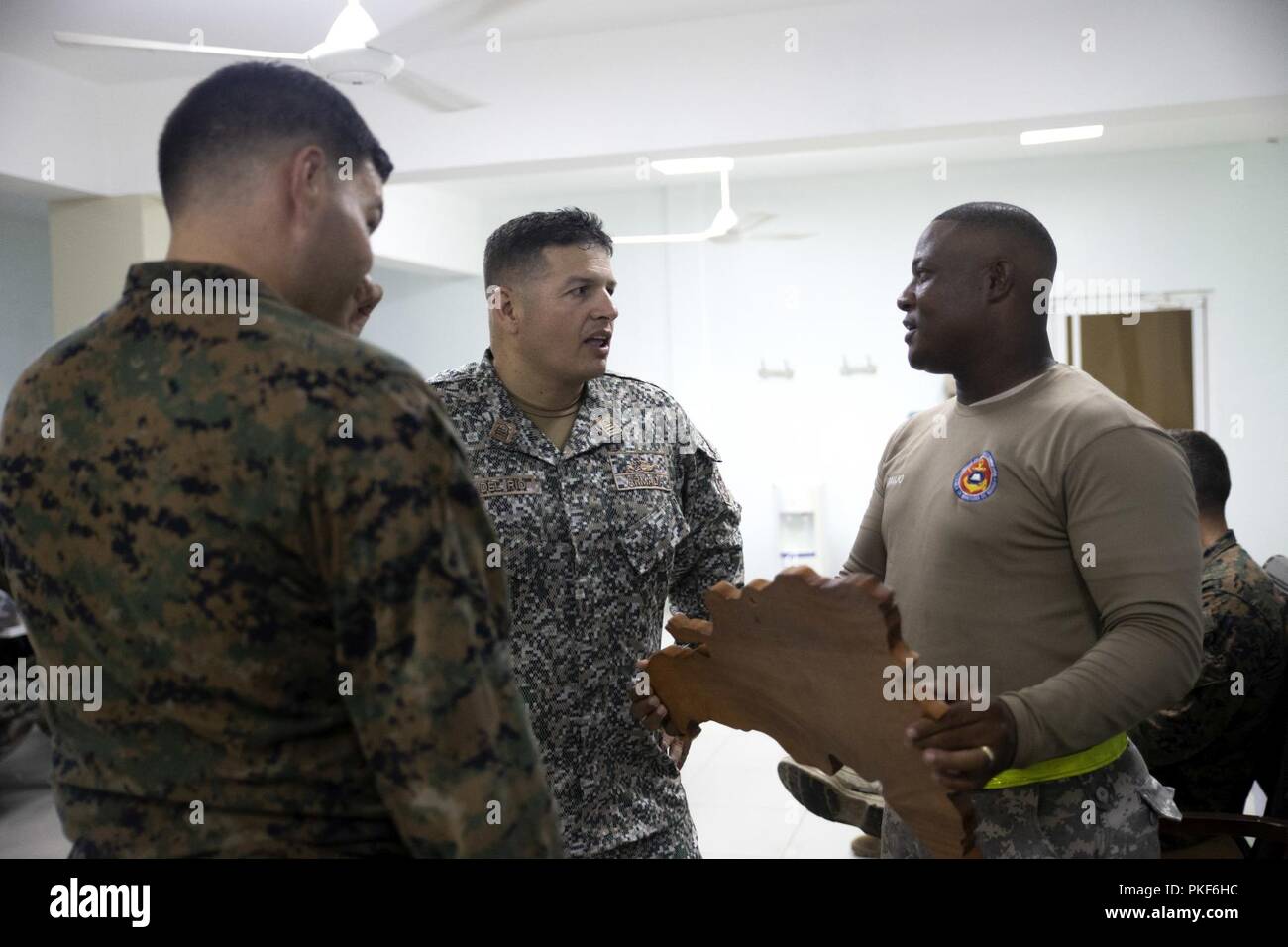 Les marines à des fins spéciales - Groupe de travail du Commandement Sud de l'équipe de formation Mobile 1 et leurs étudiants, la République dominicaine, de l'infanterie de marine se détendre après une randonnée de dix milles avec une "Warrior's Dinner" et la présentation des différents prix remis aux élèves pour une performance supérieure de Las Calderas, la République dominicaine, le 2 août 2018. La randonnée a fait partie de l'infanterie avance bien sûr des compétences enseignées par les Marines aux dominicains. Les Marines et les marins d'SPMAGTF-SC mènent la coopération de sécurité et de formation projets d'ingénierie avec des forces militaires de la nation en Europe centrale et du Sud Ame Banque D'Images